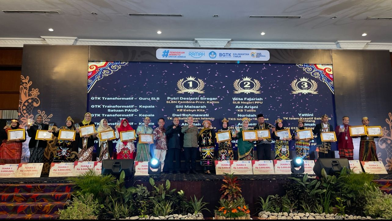 BOLEH BANGGA: Para guru dan tenaga kependidikan semringah saat menerima penghargaan dari BGTK Kaltim, Minggu (2/11).