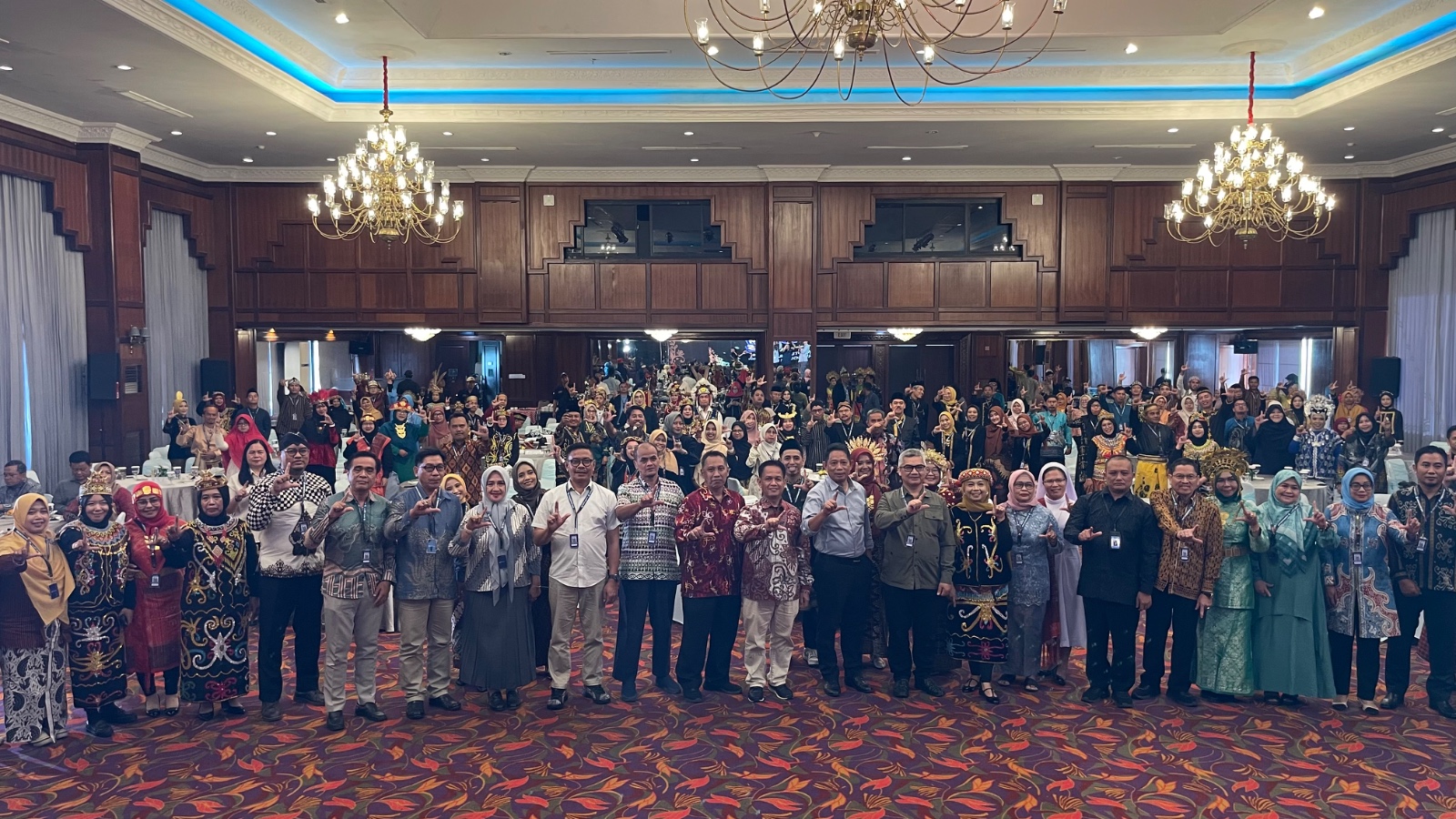 KOMPAK: Seluruh tamu undangan berfoto bersama di sela kegiatan yang dipusatkan di Gran Senyiur Hotel Balikpapan.