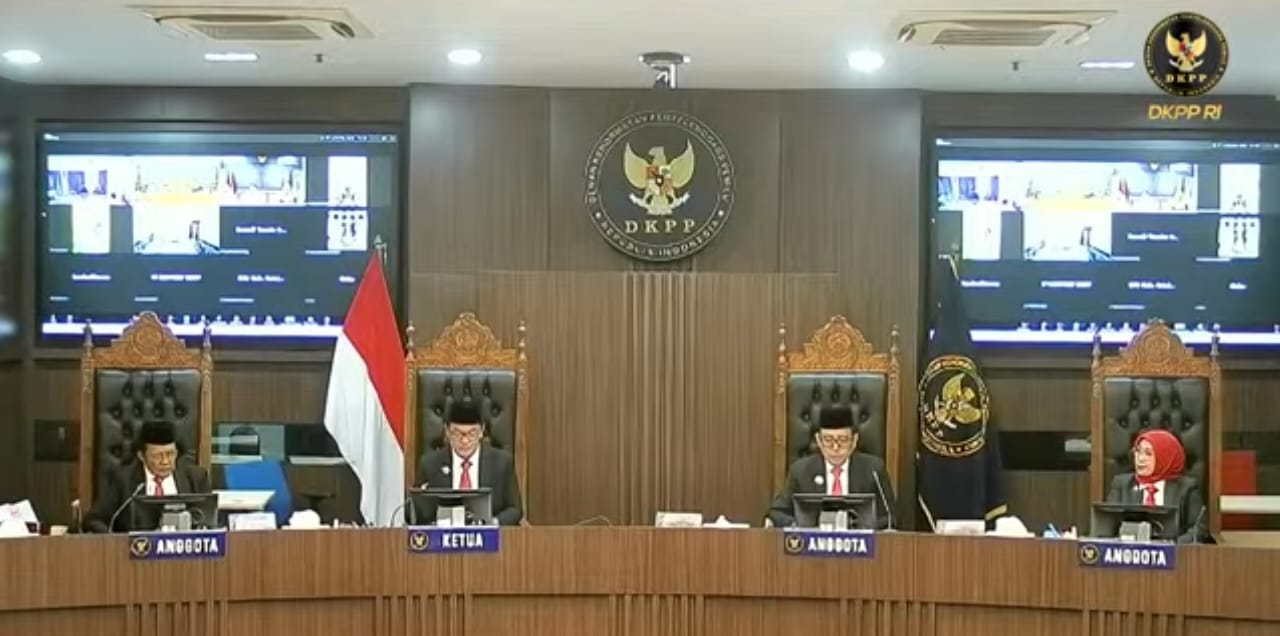 Tangkapan layar sidang DKPP terkait dugaan pelanggaran etik KPU dan Bawaslu Kukar, Senin (3/11/2025).
