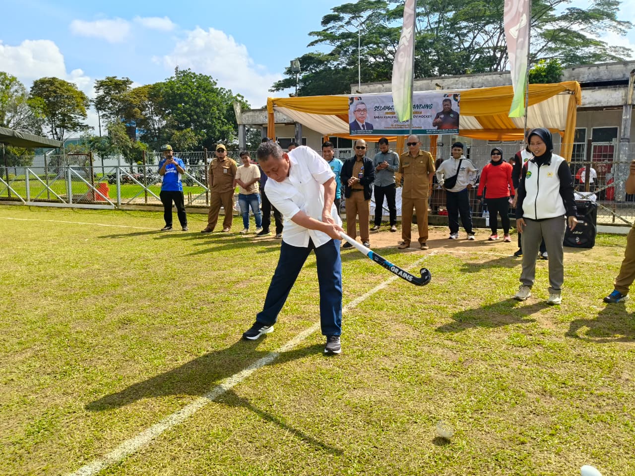 Wakil Ketua I KONI Kaltim Ego Arifin memukul bola, tanda dimulainya BK Porprov Hoki 2025.