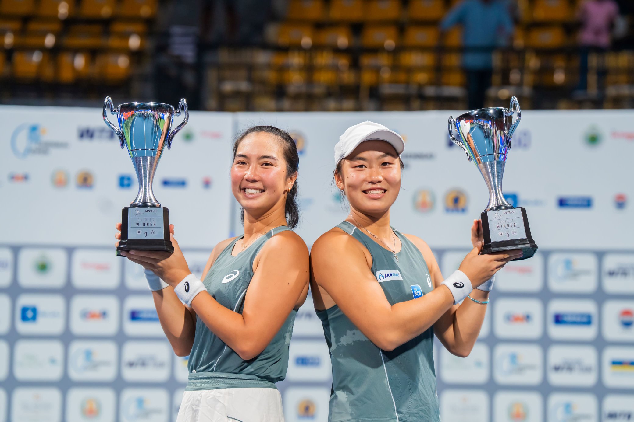 Janice Tjen (kanan) memborong gelar dalam Chennai Open, masing-masing sebagai juara tunggal sekaligus ganda berpasangan dengan Aldila Sutjiadi.