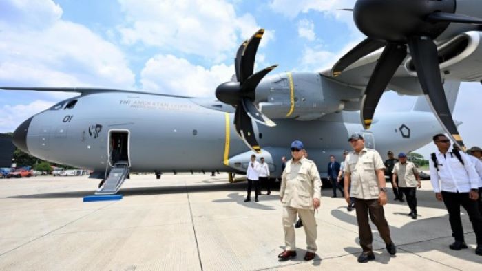 Presiden Prabowo Subianto menyerahkan pesawat Airbus A400M/MRTT Alpha 4001 kepada TNI untuk memperkuat alat utama sistem persenjataan (alutsista) Indonesia. (SETKAB)