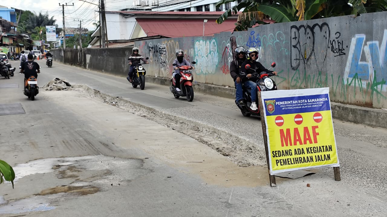 PERBAIKAN: Beberapa titik di Jalan Pasundan, Kelurahan Jawa dibongkar tim DPUPR Samarinda sebagai upaya perbaikan permanen, Senin (3/11).