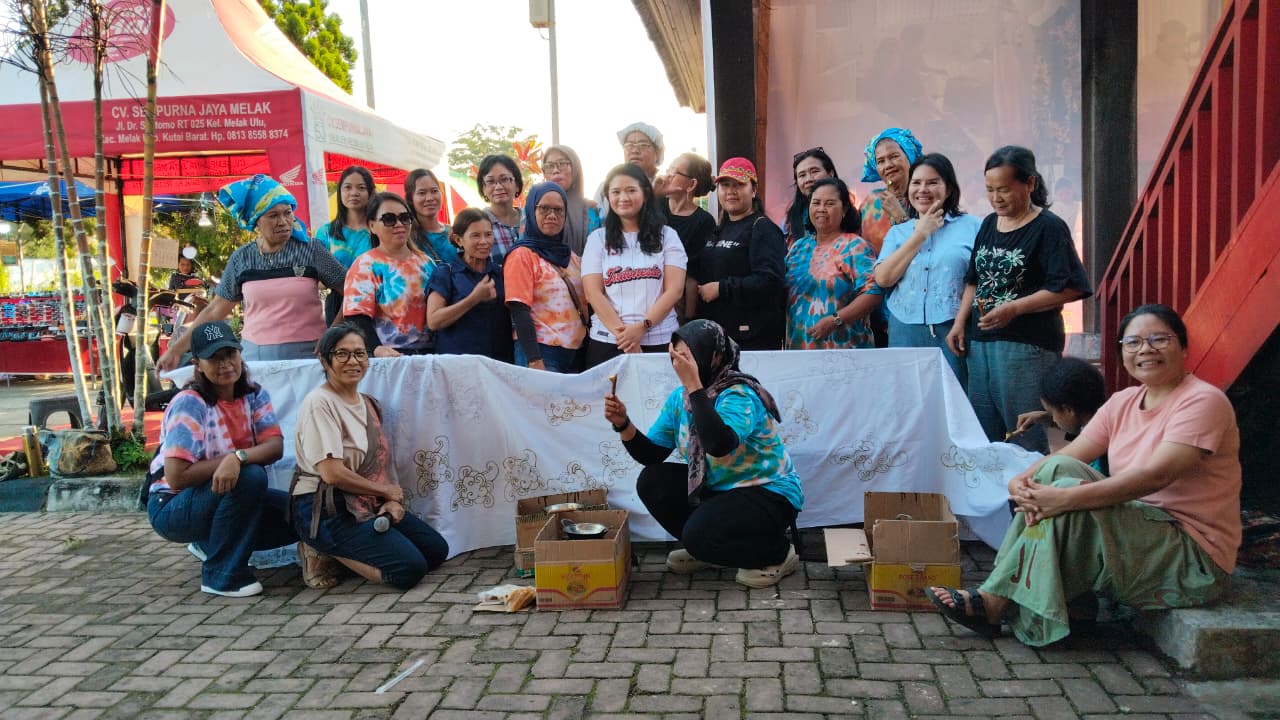 Ketua Dekranasda Kutai Barat, Maria Christina Mozes Edwin (baju putih tengah, dan CDH PT BEK, Kristinawati (duduk kanan) saat membatik. (SUNARDI/KP)
