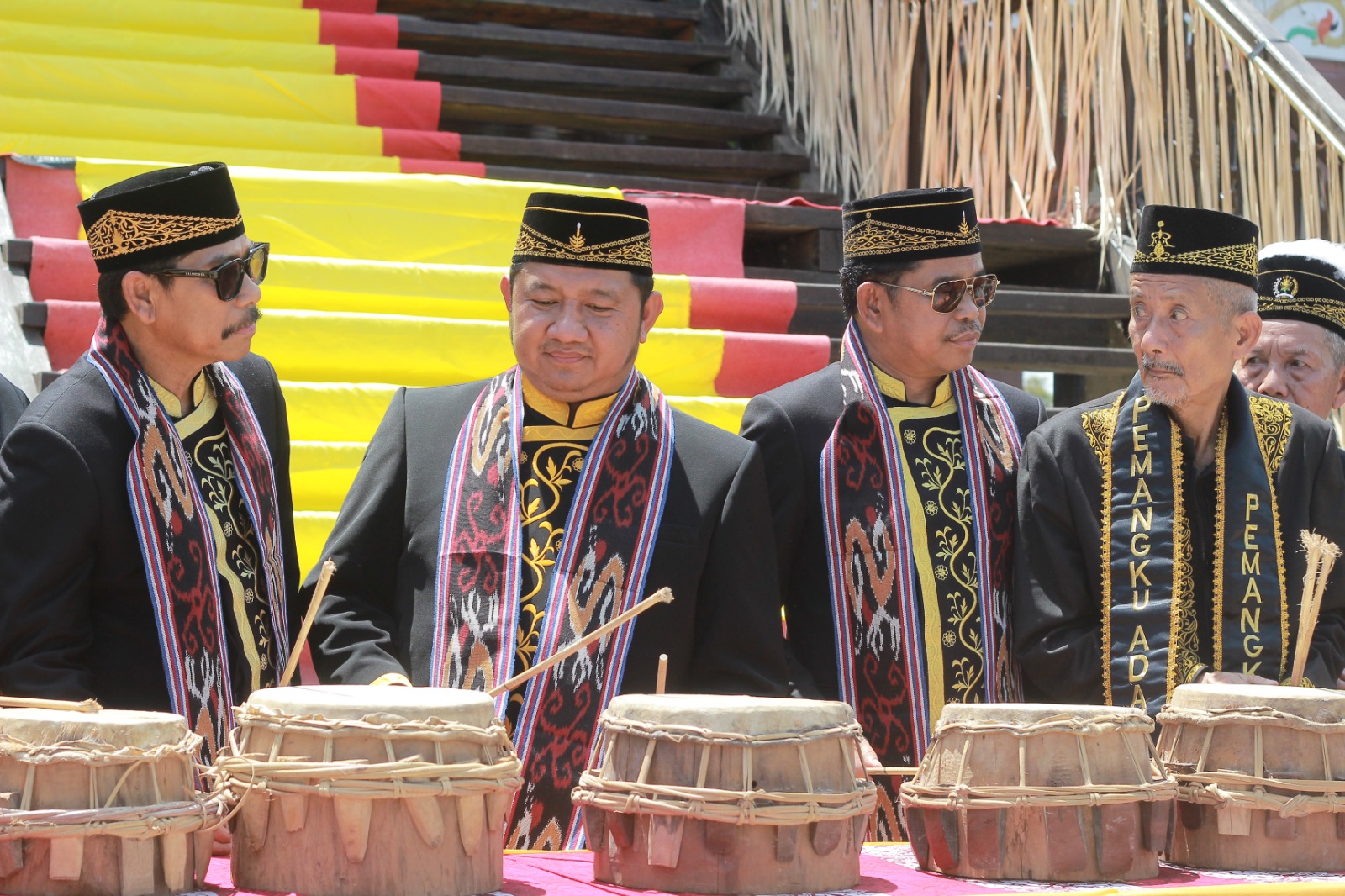 Mudyat Noor (dua kiri) bersama Abdul Waris Muin (kiri) dan Raup Muin (dua kanan) menabuh petep saat pembukaan resmi Festival Belian Nondoi.