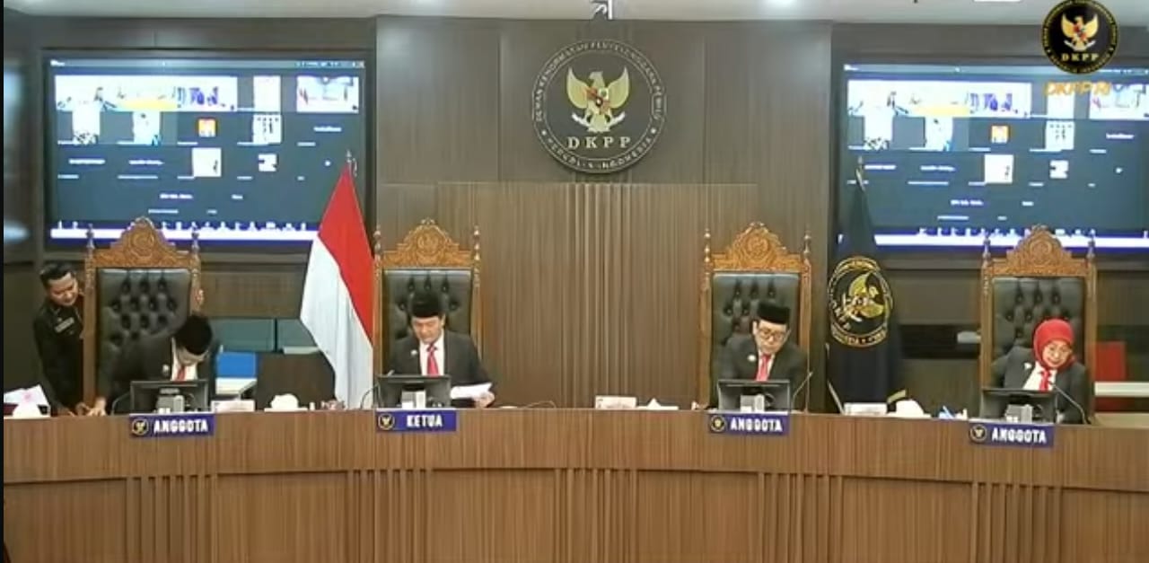 ABAI: Tangkapan layar sidang pembacaan putusan DKPP atas pelanggaran etik Bawaslu Mahulu, Senin (3/11/2025).