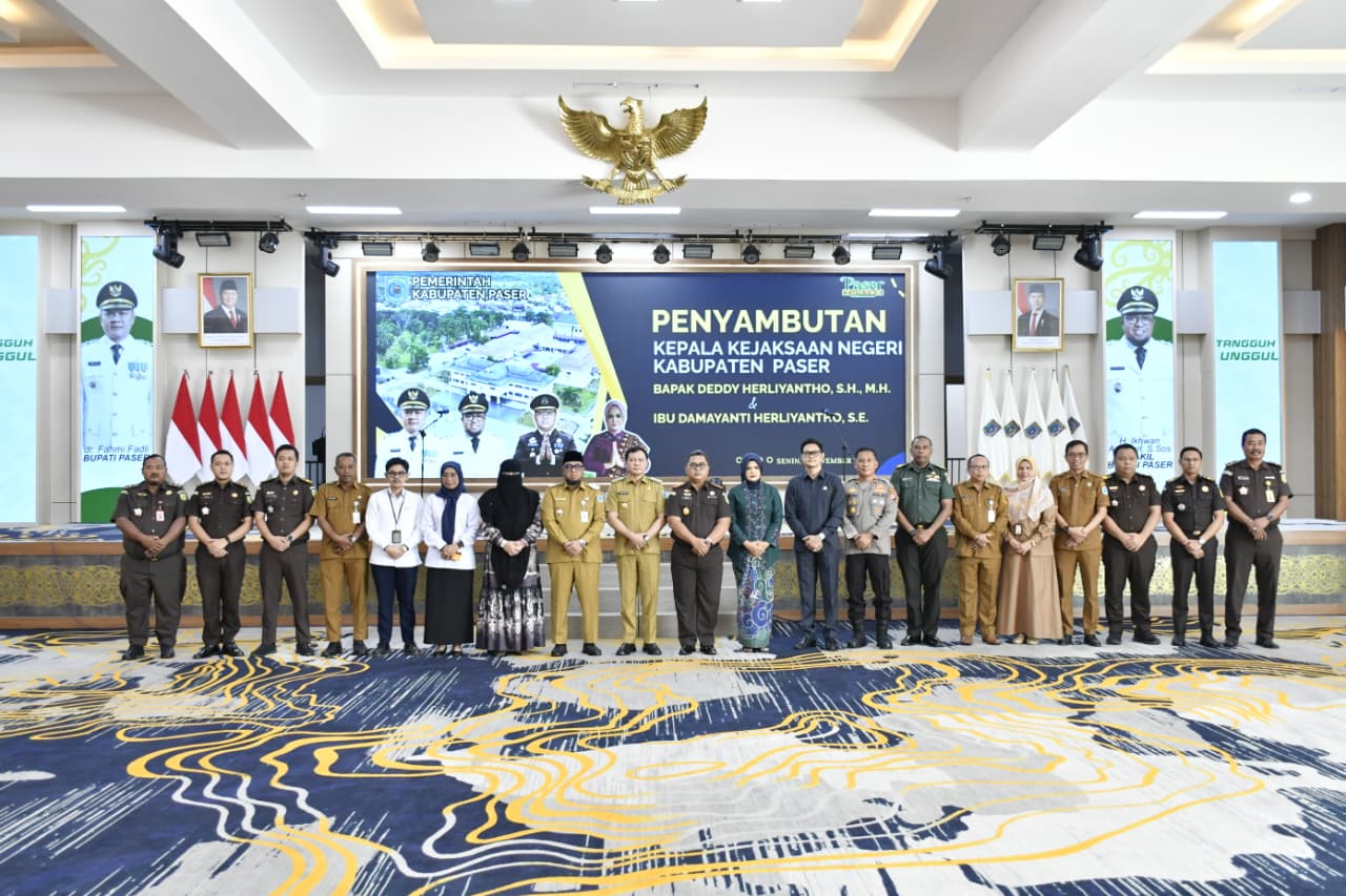 BARU: Bupati Paser dr Fahmi Fadli dan forkopimda Paser menyambut kedatangan Kepala Kejaksaan Negeri Paser Deddy Herliyantho bersama istri Damayanti Herliyantho di Pendopo Lou Bepekat, Senin (3/11).