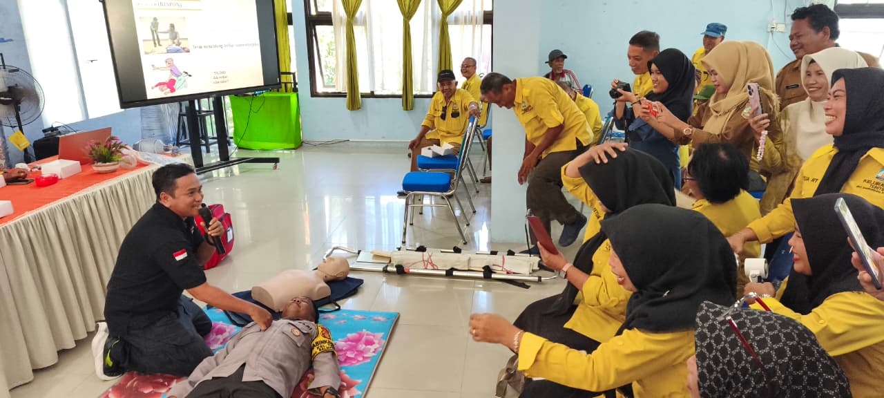 TEKNIK: dr Maman Wijaya memberi penjelasan sambil mempraktikkan cara melakukan teknik yang benar dalam penanganan awal memberikan pertolongan kepada korban.