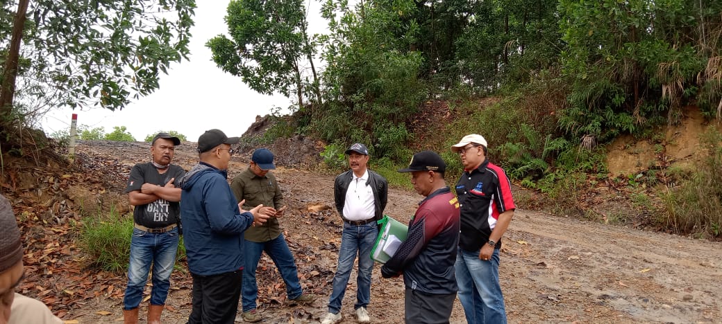 Sidang lapangan PN PPU bersama penggugat dan perwakilan tergugat di area bekas tambang batu bara di Mentawir, Sepaku, PPU.