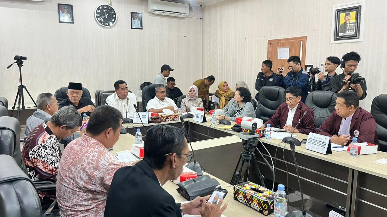 SERIUS: Dosen dan mahasiswa Fakultas Hukum Universitas Mulia melakukan kunjungan akademik ke Kantor DPRD Balikpapan dan diterima oleh sejumlah unsur pimpinan.