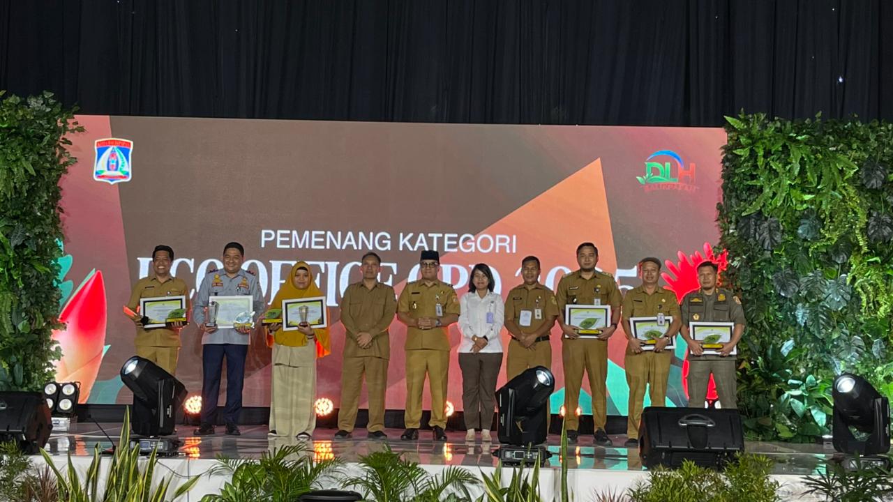 SEMUA SUMRINGAH: Bagus Susetyo menyerahkan penghargaan kepada para pemenang RT CGH dan Eco Office, di BSCC Dome, Selasa (4/11).