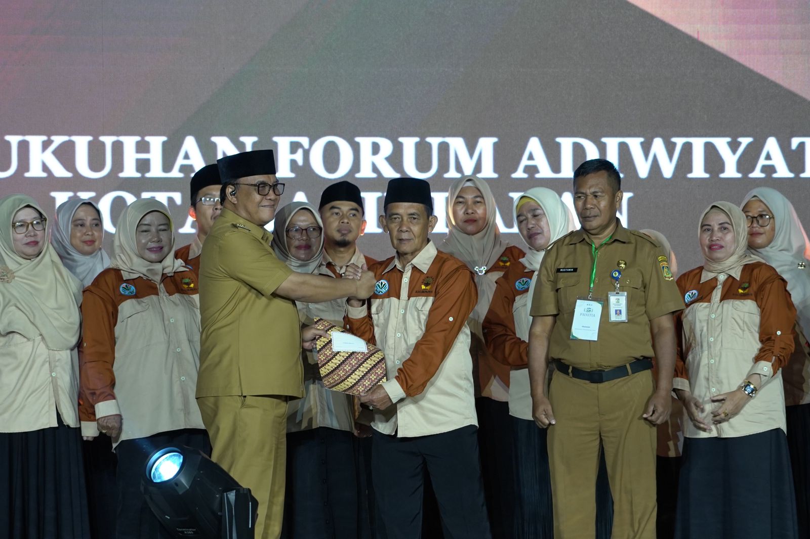 KOLABORASI: Pengukuhan Forum Adiwiyata Kota Balikpapan Tahun 2025 oleh Wakil Wali Kota Balikpapan, Bagus Susetyo.