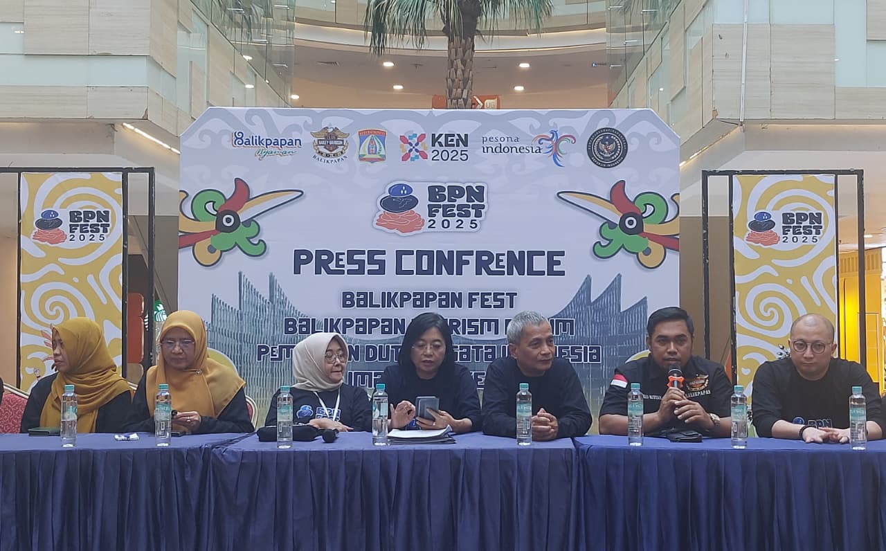 MATANGKAN PERSIAPAN: Panitia Balikpapan Fest 2025 menggelar konferensi pers di hadapan sejumlah awak media, Senin (3/11).