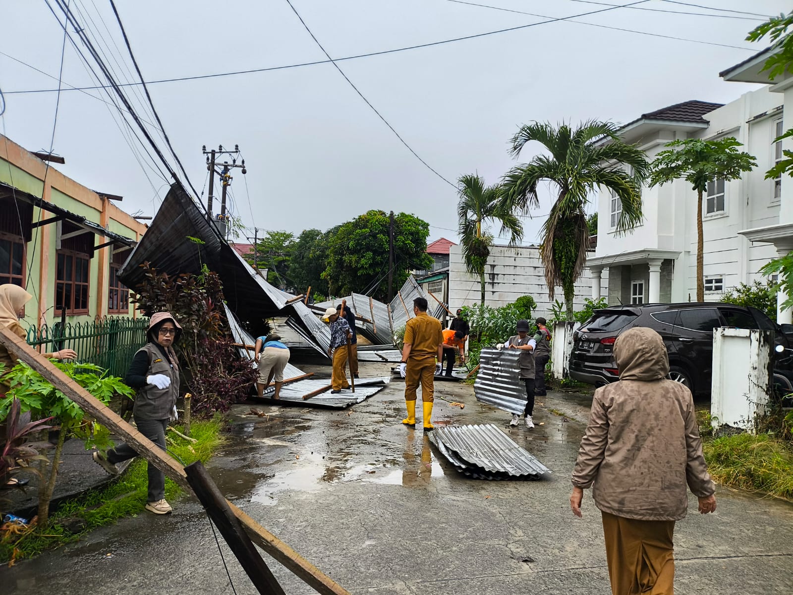 TERKENA DAMPAK: Kelurahan Tanjung Laut melakukan upaya pembersihan di TK Yapim Tanjung Laut yang terkena dampak angin kencang dan mengakibatkan atap bangunan tersebut rusak.