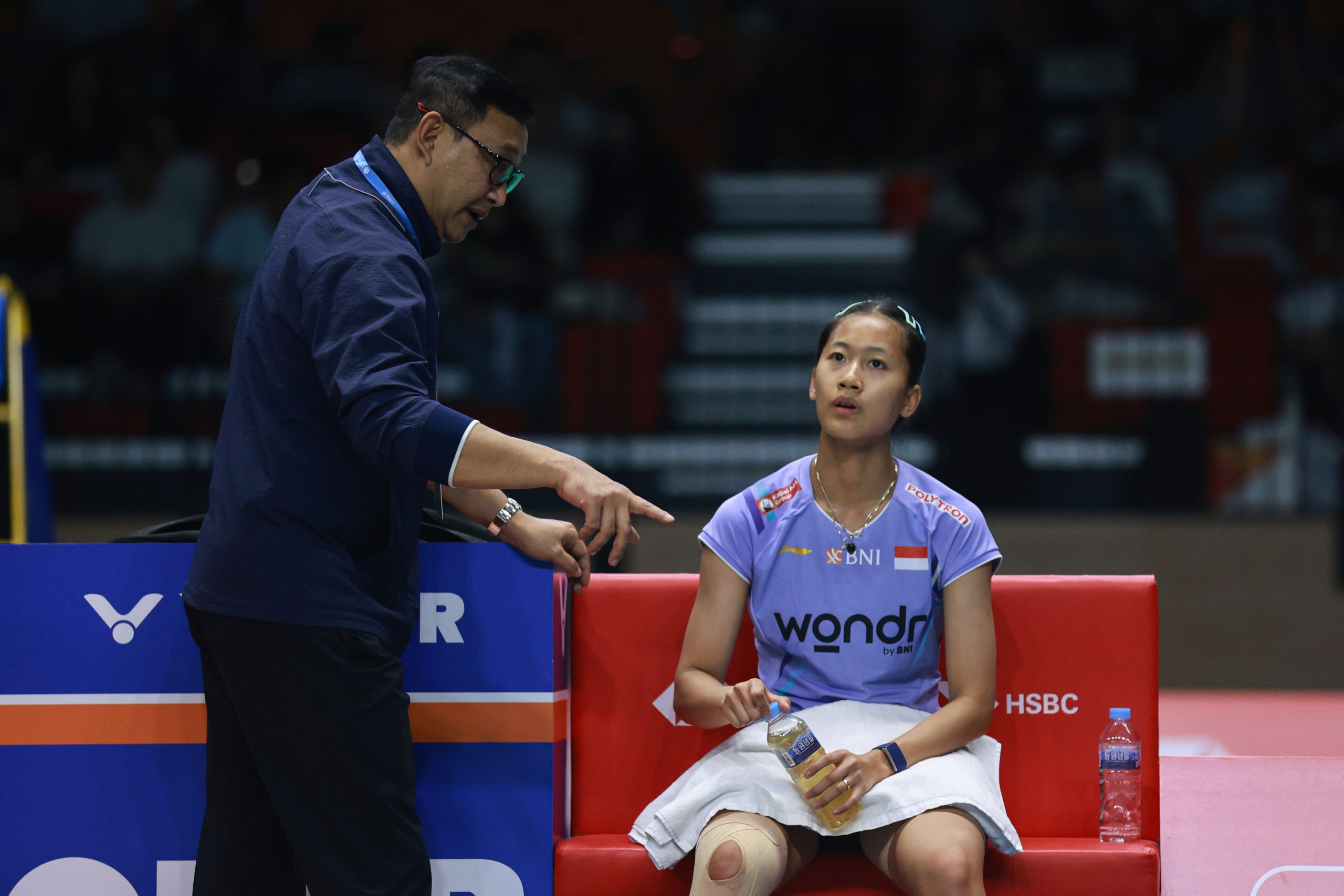 Imam Thohari (kiri) memberikan arahan kepada Putri KW saat break final Hylo Open 2025.