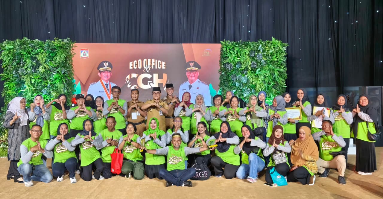 Warga 5 RT kawasan Kampung Bungas, Kelurahan Gunung Sari Ilir bersama Wakil Wali Kota Balikpapan Bagus Susetyo, Camat Balikpapan Tengah Ariefdah Aida Kuntjoro, dan Sekretaris DLH Balikpapan Mustamin.