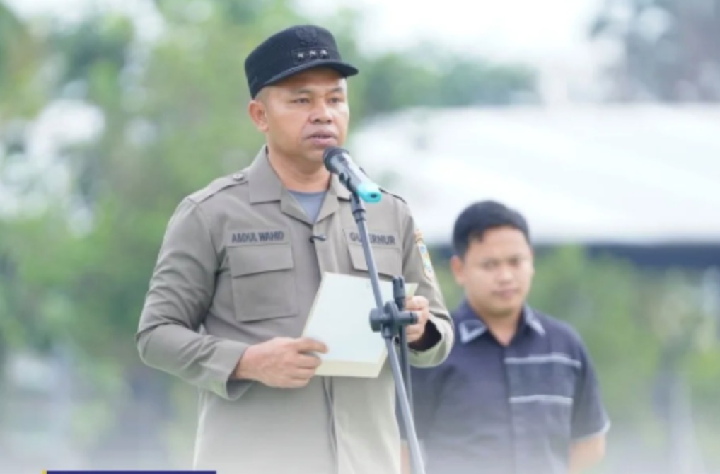 Gubernur Riau Abdul Wahid memimpin apel Satpol PP sebelum ditangkap KPK. (Foto: Kominfo Riau)