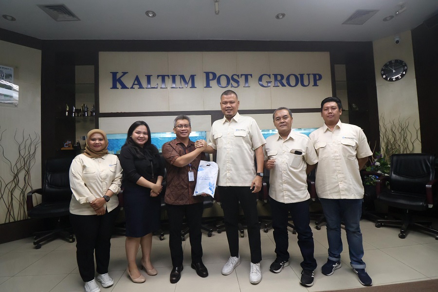 DISKUSI: Ade Abdul Razak (tiga kiri) menyerahkan cendera mata kepada Direktur Kaltim Post Erwin Dede Nugroho saat berkunjung ke Gedung Biru, Balikpapan, kemarin (4/11).