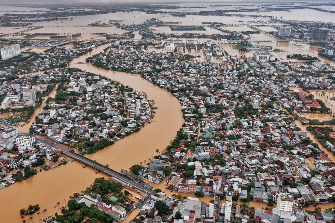 Kota Hue, Vietnam diterjang serangkaian topan yang memicu banjir hebat dan longsor.