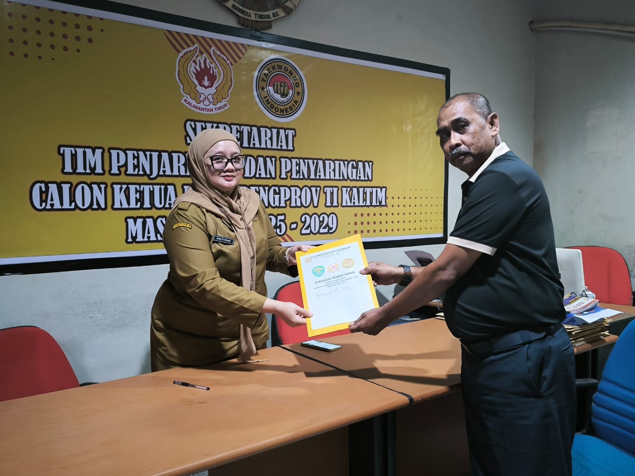 Mochamad Amin, mewakili Hasanuddin Mas&rsquo;ud, mengembalikan formulir pendaftaran calon ketua Pengprov TI Kaltim.
