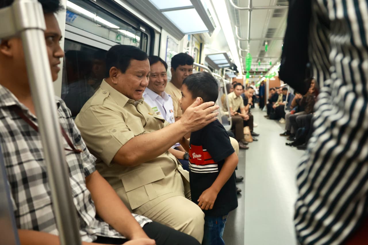 Presiden Prabowo Subianto berinteraksi dengan warga saat menaiki KRL dari Stasiun Manggarai menuju Stasiun Tanah Abang usai meresmikan revitalisasi Stasiun Tanah Abang, Selasa (4/11/2025).