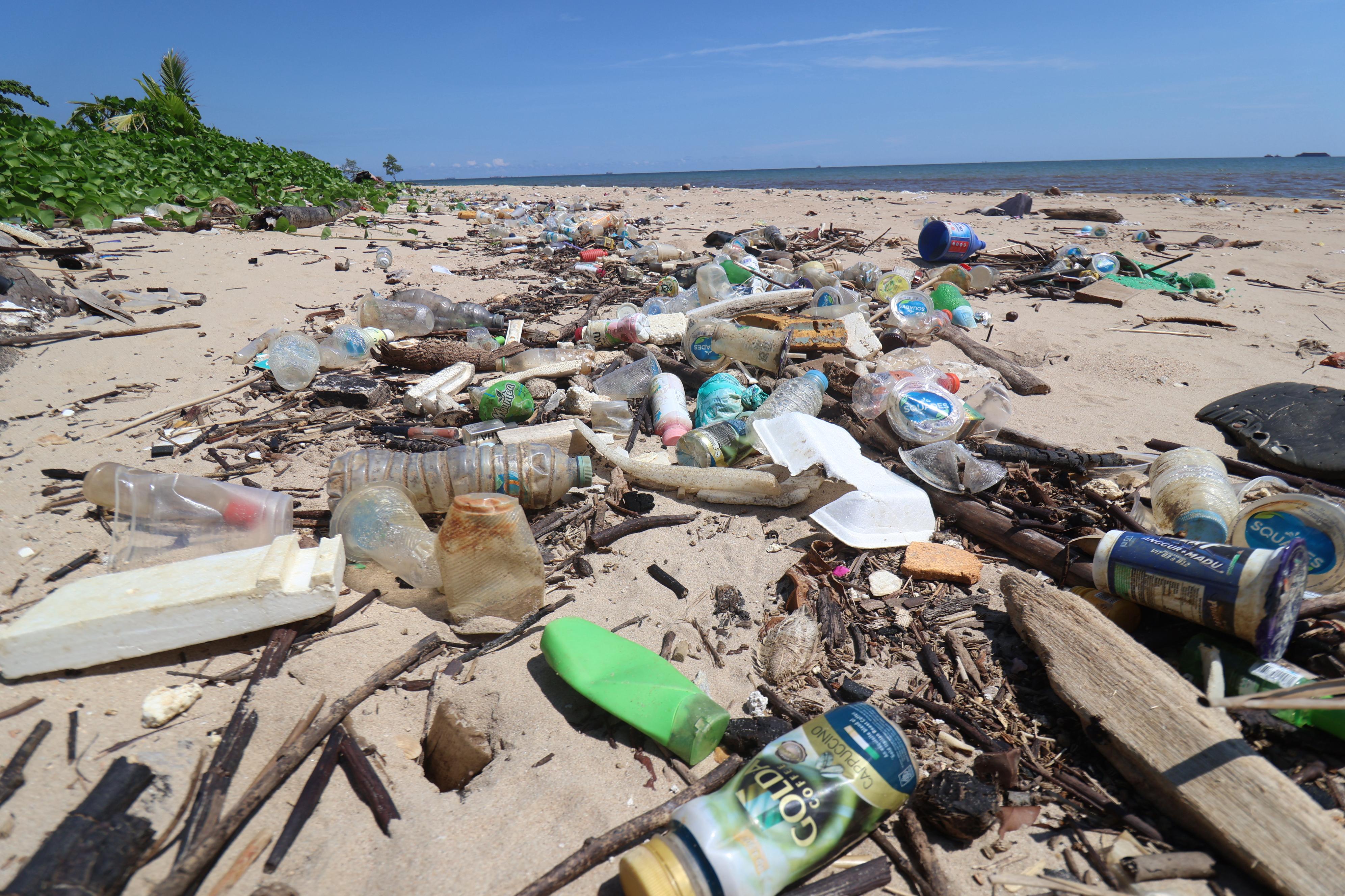 Sampah pesisir di sepanjang Pantai Stalkuda Balikpapan. (ANGGI PRADITHA/KP)