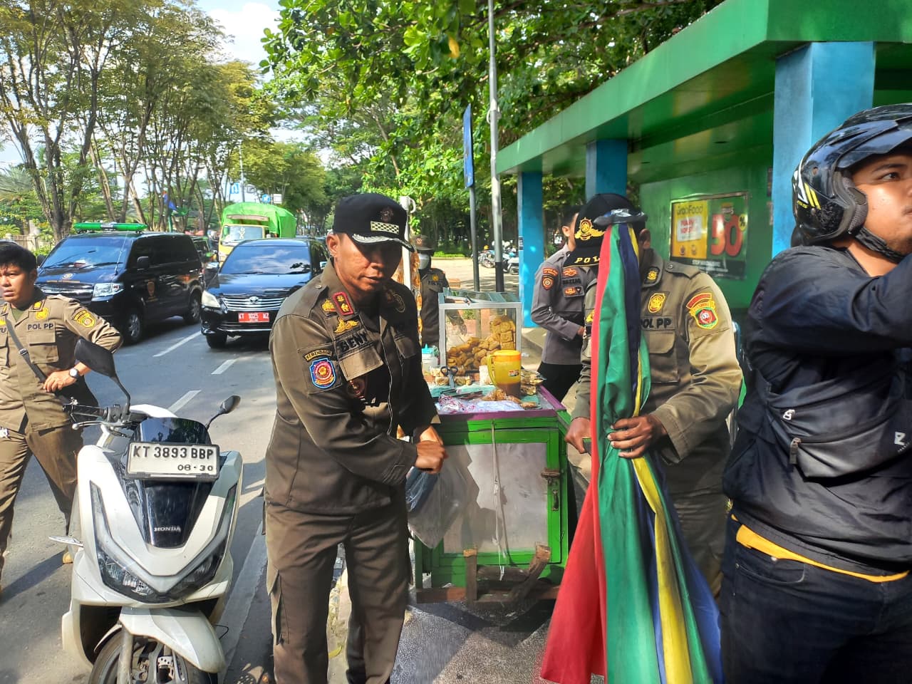 DITERBITKAN: Pedagang kaki lima yang berjualan di kawasan taman dan halaman Masjid Islamic Center Samarinda kembali ditertibkan Satpol PP.