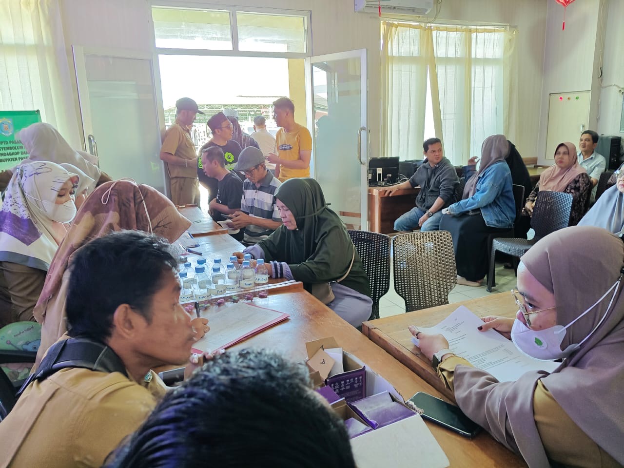 Para pedagang di lantai satu los Kandilo Plaza telah mengambil undian untuk relokasi, Senin (3/11/2025).