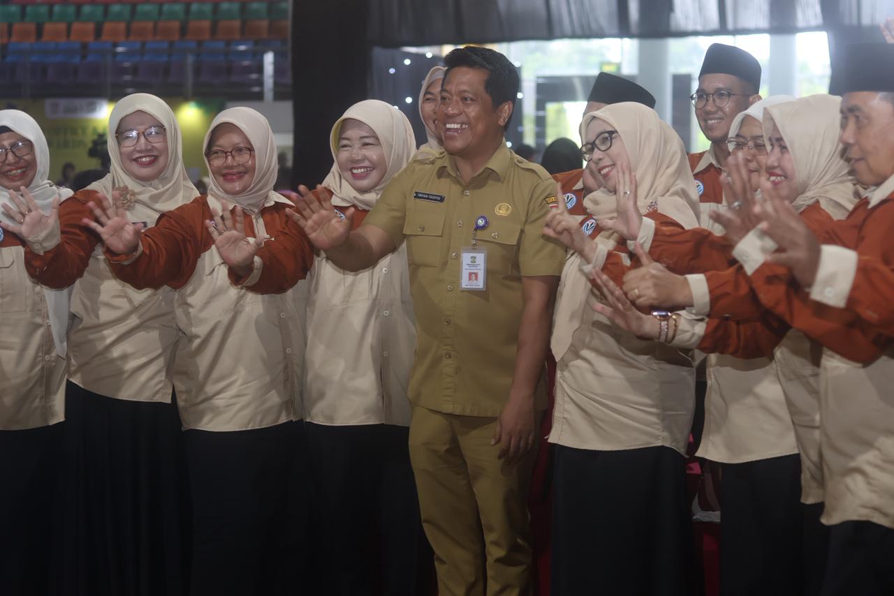 Pengukuhan Forum Adiwiyata dalam Awarding RT CGH dan Eco Office 2025 di BSCC Dome, Selasa (4/11).  &nbsp;