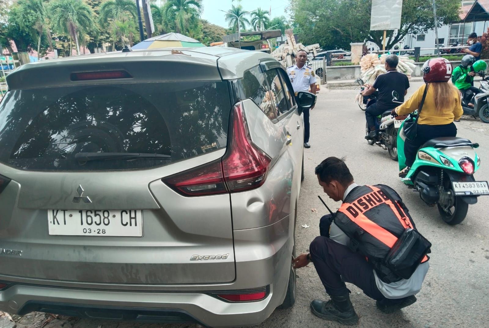 Tim Dishub Samarinda menggembosi dan memasang stiker peringatan parkir di sejumlah jalan, dalam kegiatan pemantauan, Selasa (4/11/2025).  &nbsp;    &nbsp;