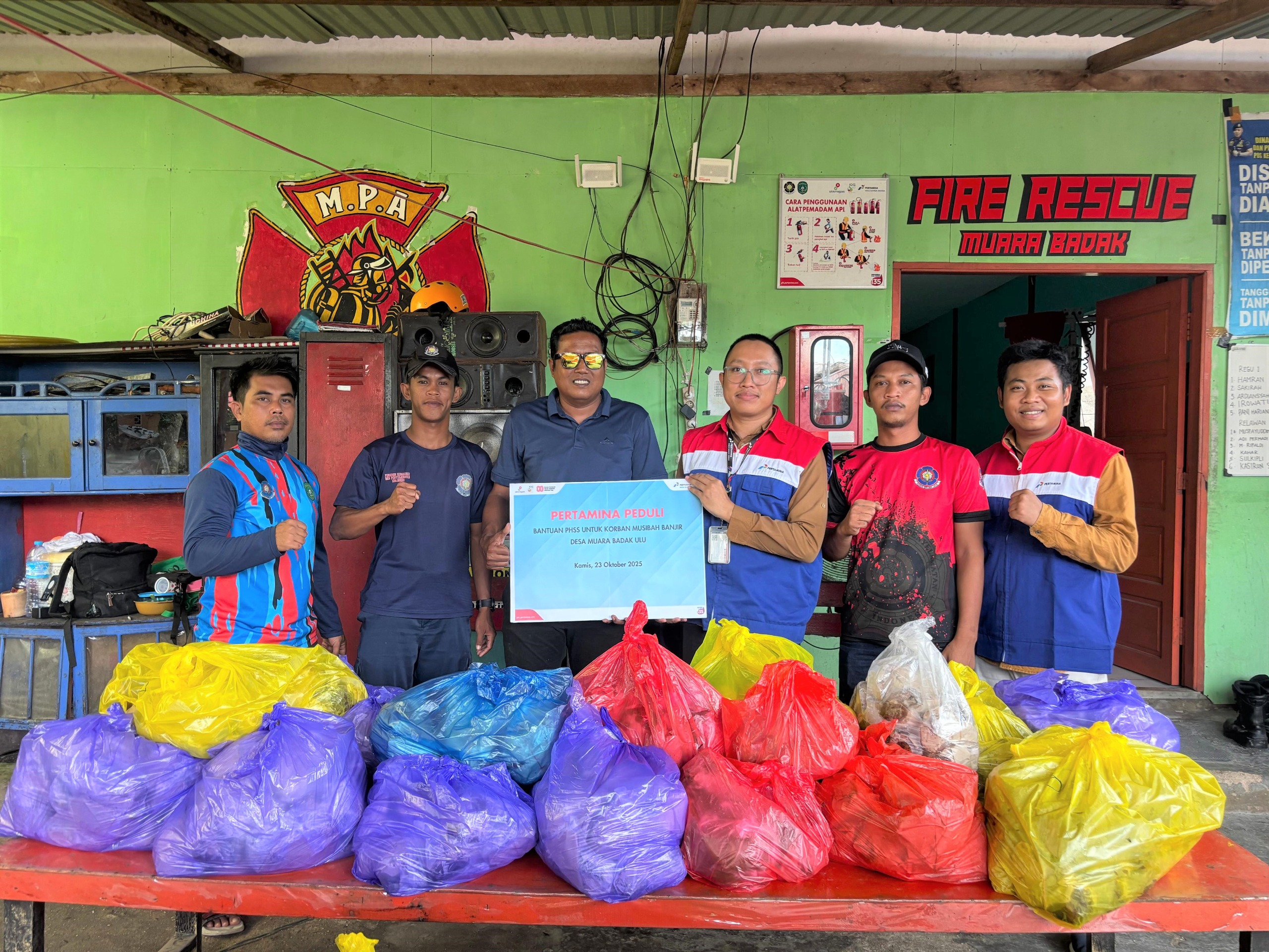 BANTUAN: Pertamina saat menyerahkan bantuan sembako kepada korban terdampak banjir di wilayah Kukar.