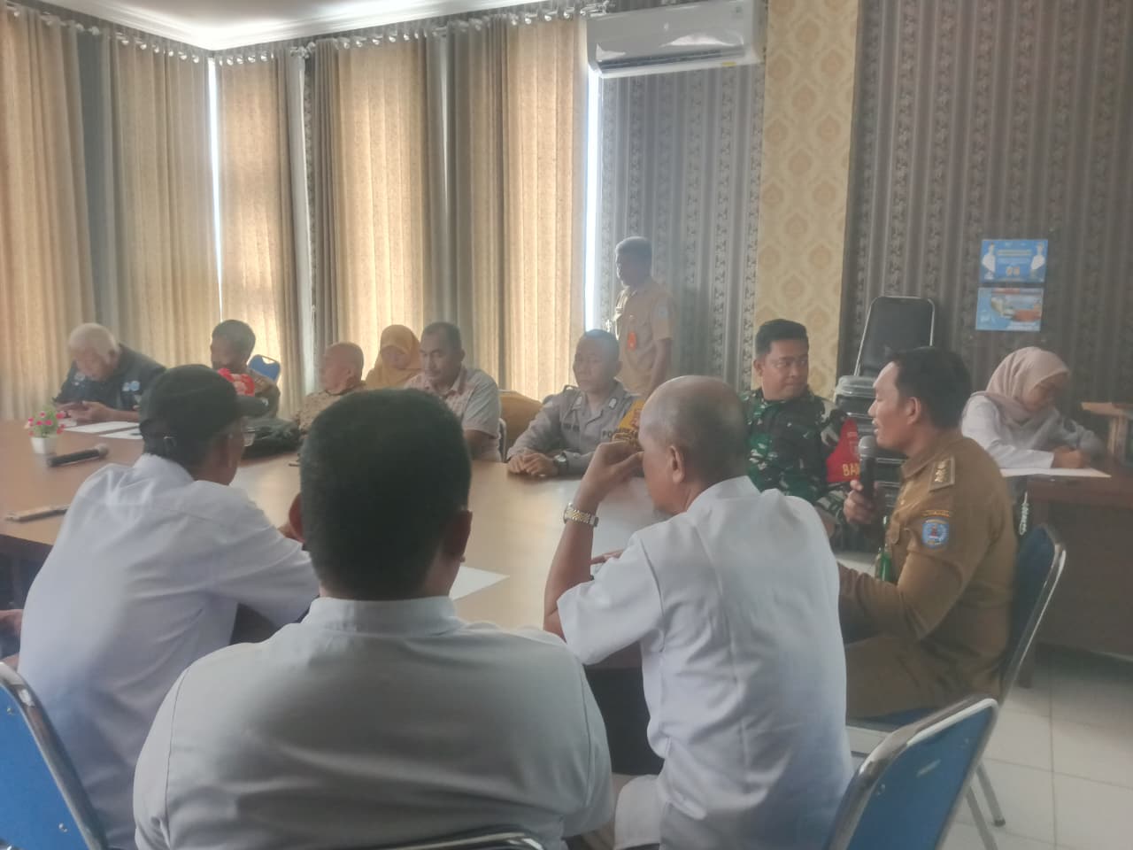 CARI SOLUSI: Kelurahan Tanjung Laut Indah dan perwakilan tujuh perusahaan melakukan pertemuan untuk mendapat titik temu atas keluhan masyarakat. FOTO:ADIEL KUNDHARA/KP
