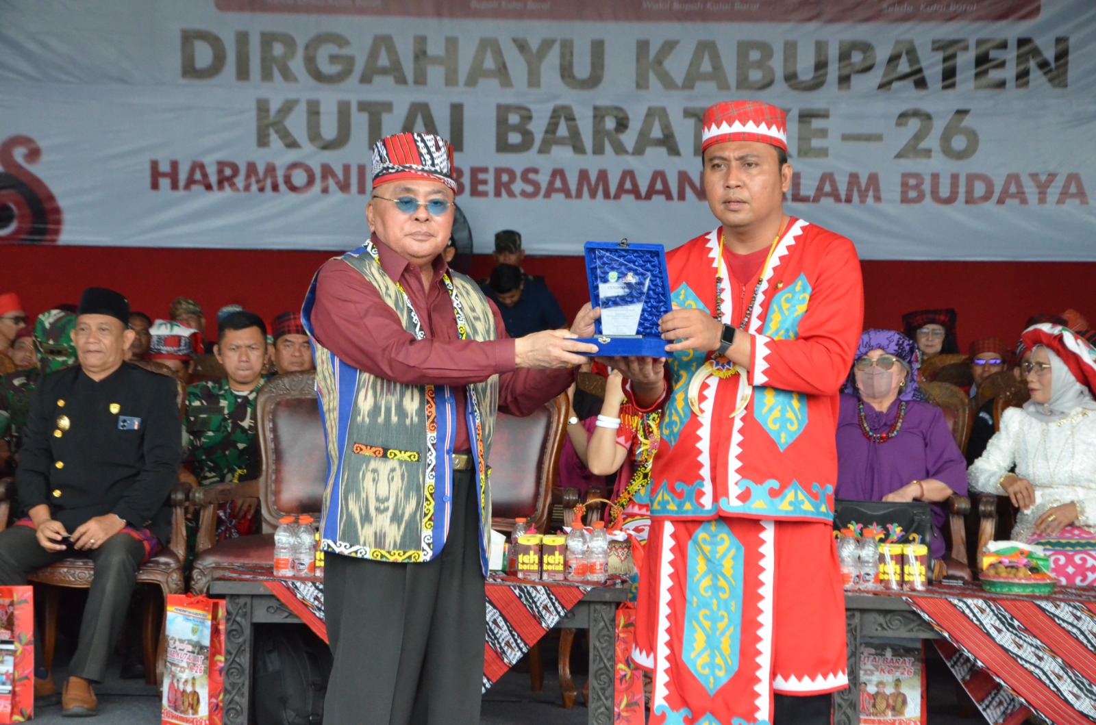 Bupati Kutai Barat, Frederick Edwin (kanan) saat menyerahkan plakat penghargaan kepada Tokoh Kabupaten Kutai Barat, Ismael Thomas.