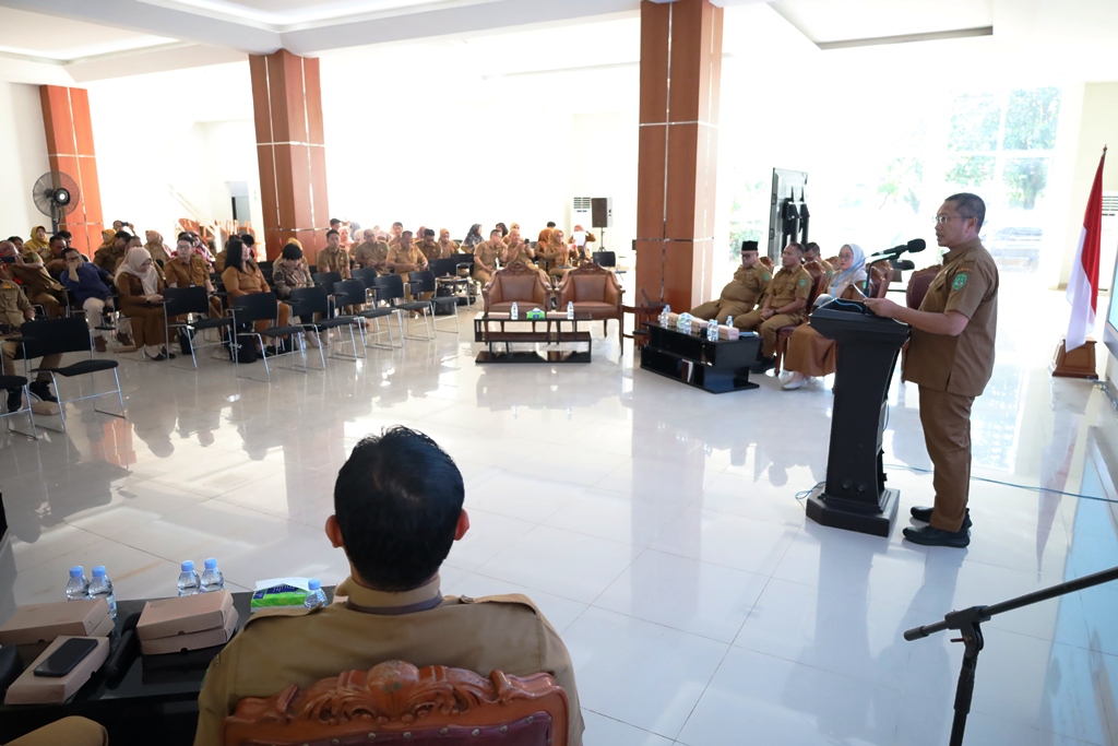 Asisten III Setkab Kukar Dafip Haryanto membuka FKP penyusunan standar pelayanan sekretariat daerah.  &nbsp;