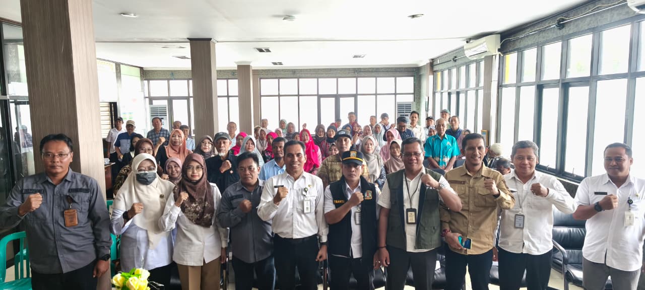 M Yuniansyah (kelima kiri) mendampingi narasumber dalam sosialisasi penanggulangan bencana dan bahaya narkoba di Balikpapan Kota, Rabu (5/11/2025).