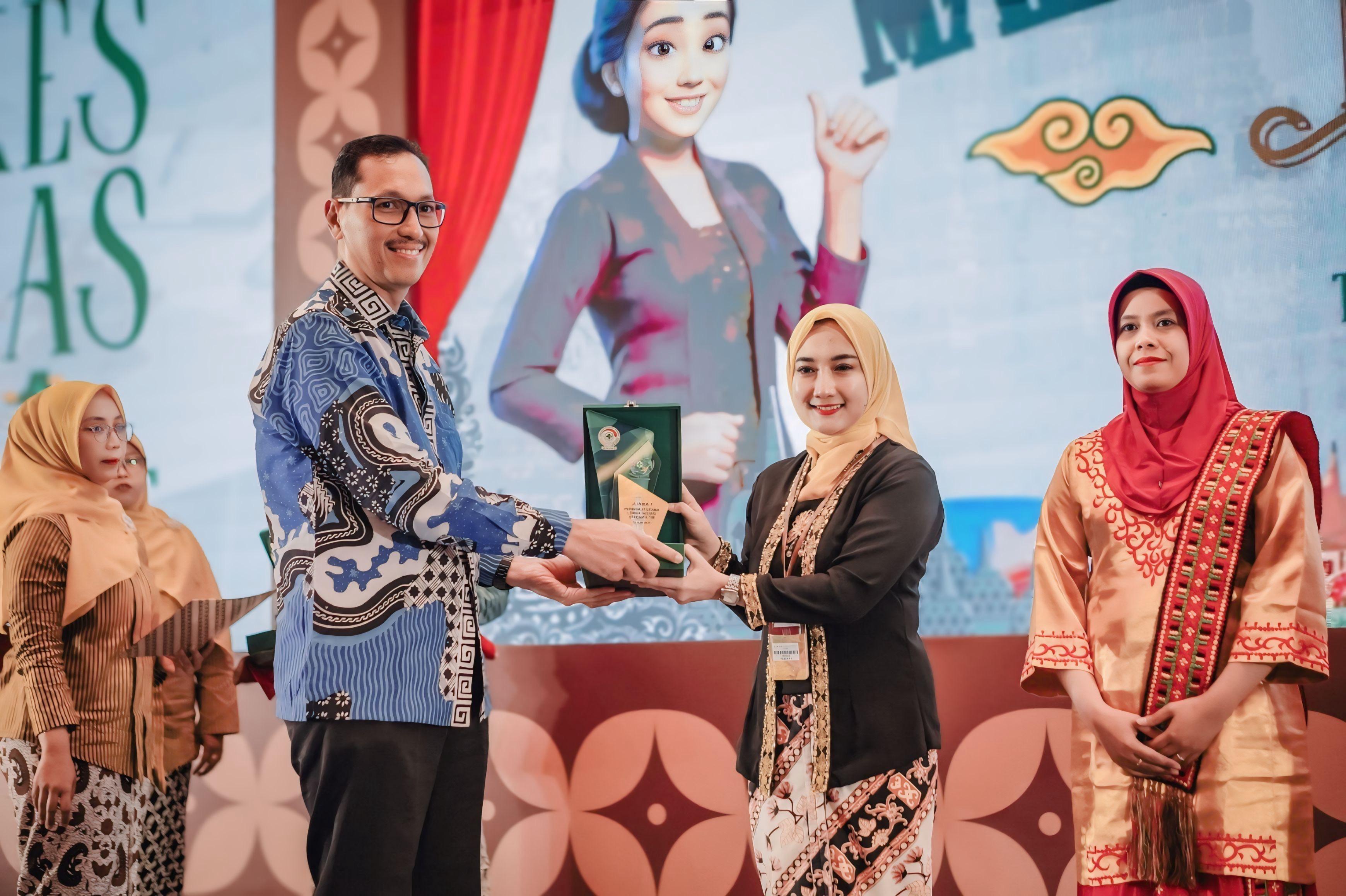 Kepala Puskesmas Margo Mulyo dr Dekrita Ria Hanani, MARS, menerima dua penghargaan di ajang JAMPUSNAS II APKESMI 2025 atas inovasi Kampung STAR.