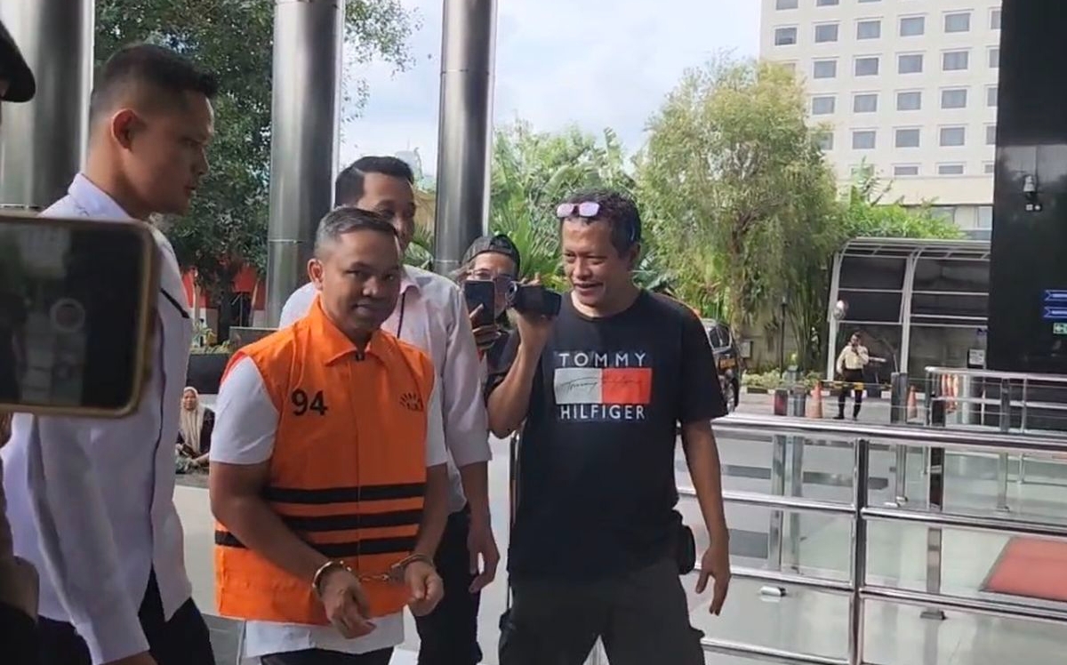 Gubernur Riau Abdul Wahid mengenakan seragam orange saat menjalani pemeriksaan di gedung KPK pada Rabu 5 November 2025. (FOTO: IST)