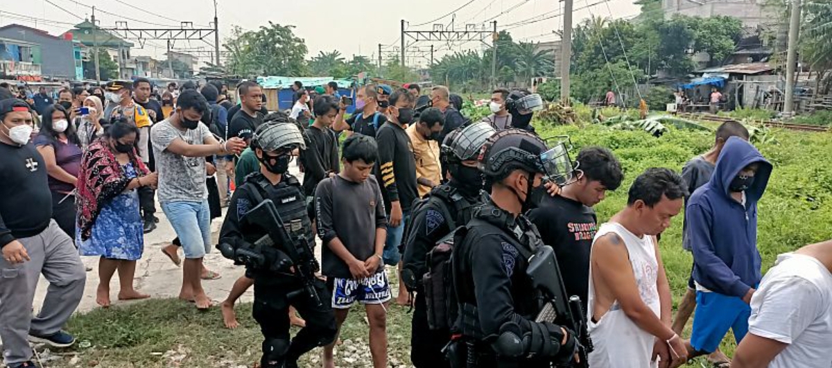 Petugas mengamankan 18 orang dari penggerebekan di Kampung Bahari Jakarta Utara pada Rabu 5 November 2025. (Foto MPI)