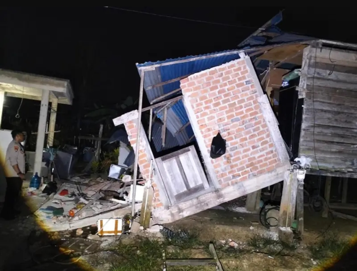 Petugas kepolisian memeriksa rumah warga di Mamburungan Tarakan yang roboh akibat guncangan gempa bermagnitudo 4,8 pada Rabu (5/11/2025) malam. (FOTO: IST)