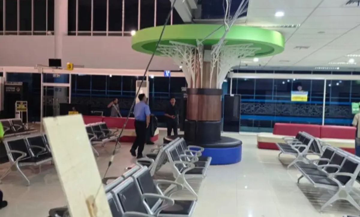 Gempa juga mengakibatkan plafon Bandara Juwata Tarakan lepas dan roboh. (FOTO: IST)