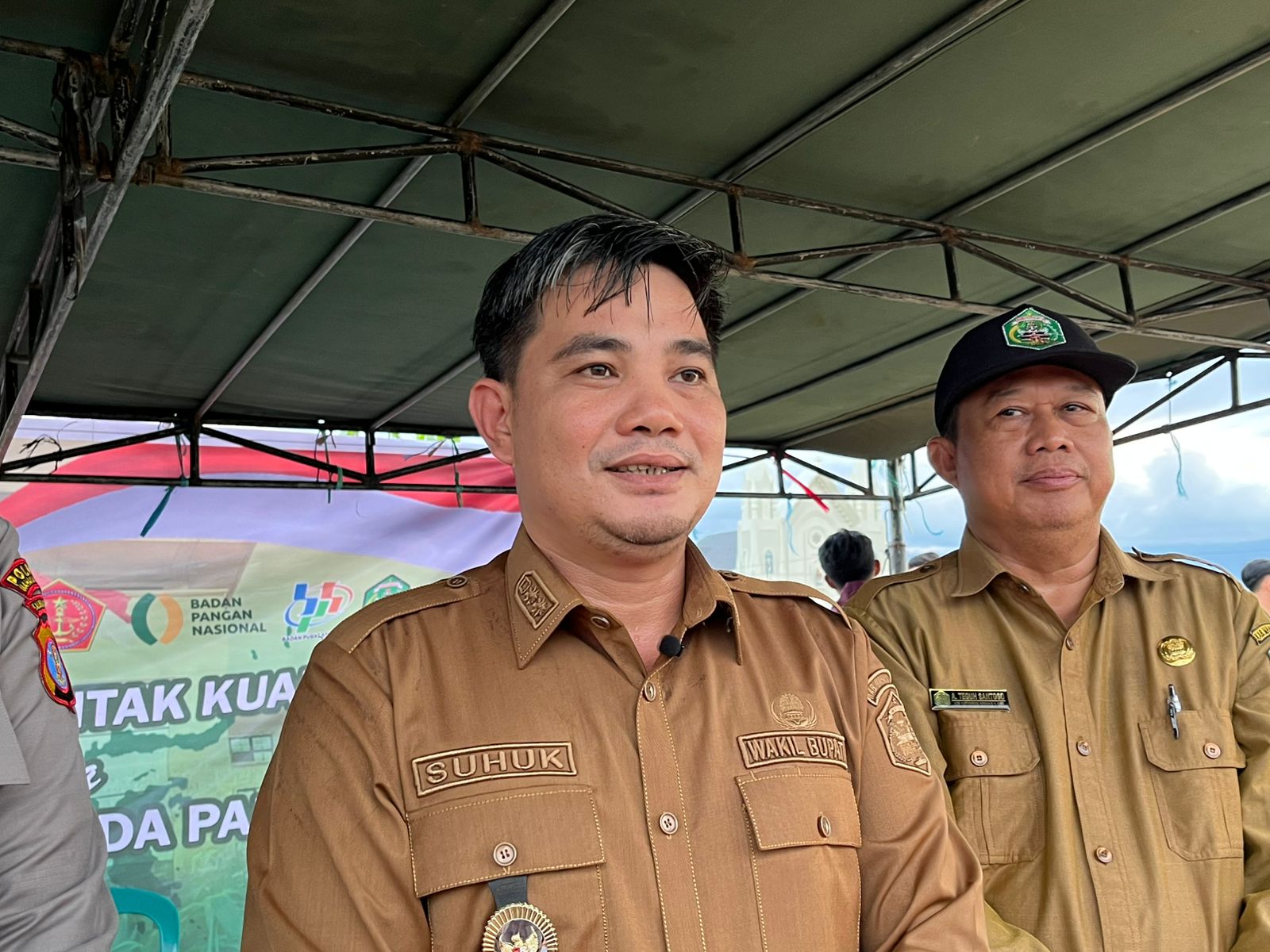 Suhuk (kiri) saat diwawancarai setelah menghadiri penanaman jagung di Sebenaq, Selasa (4/11).