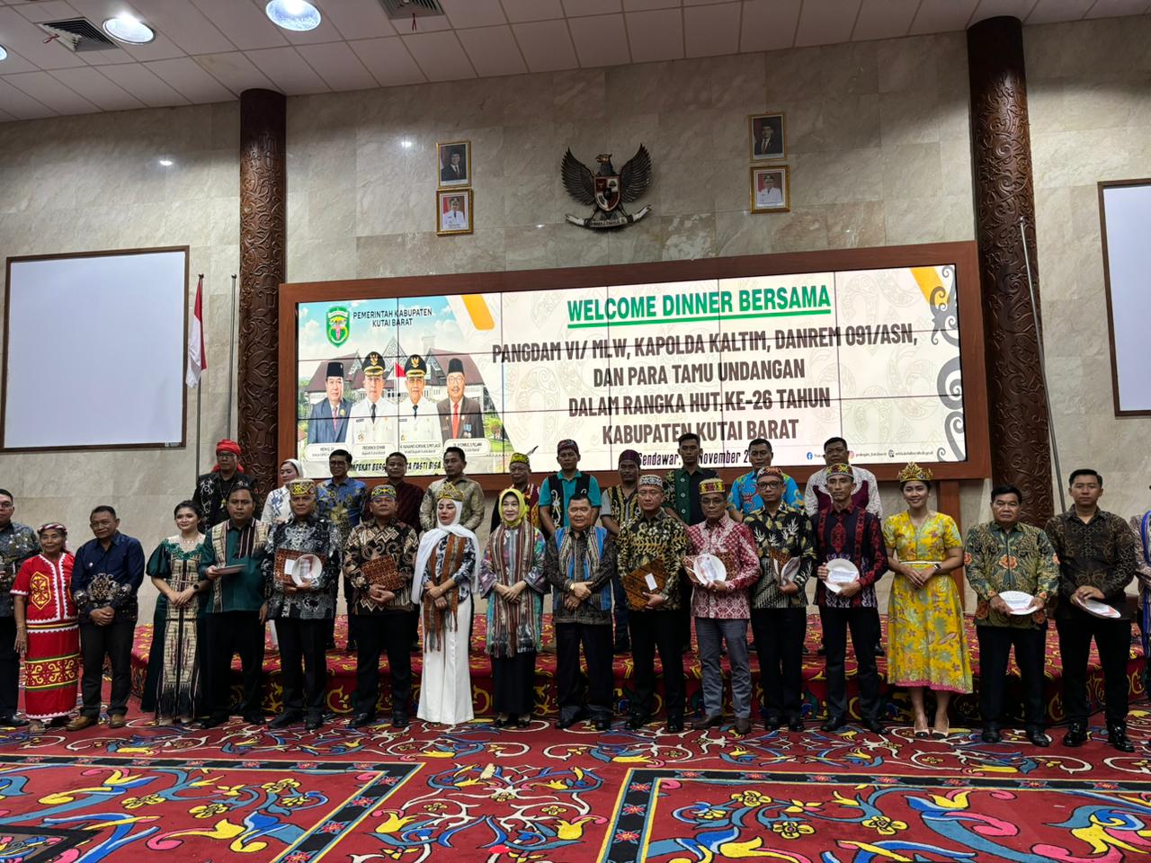 KEHORMATAN: Penyerahan anugerah gelar adat oleh Pemerintah Kabupaten Kutai Barat melalui Presidium Dewan Adat (PDA) Kubar.
