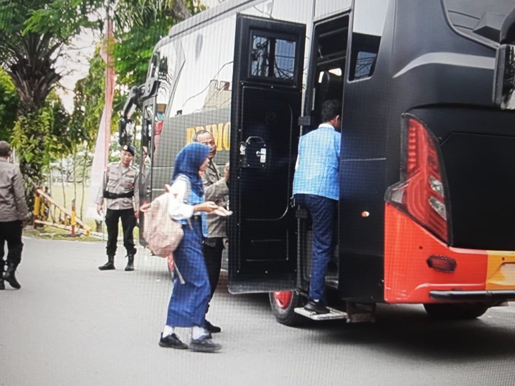 PELAYANAN: Bus sekolah gratis digagas Satuan Brimob Polda Kaltim melayani antar jemput siswa yang bermukim di sekitar markas, Jalan Jenderal Sudirman, Stal Kuda, Balikpapan.