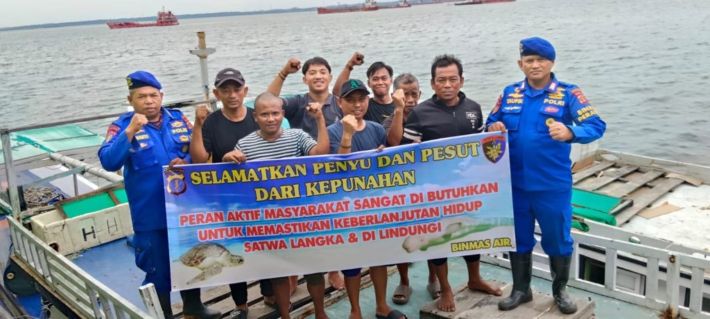 LESTARIKAN SATWA: Personel Ditpolairud Polda Kaltim beri edukasi masyarakat pesisir Kampung Baru demi kelestarian satwa penyu dan pesut.