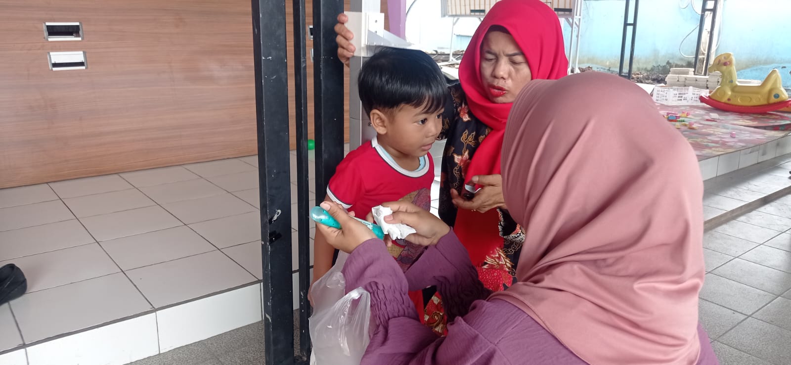DIUKUR: Balita di Bontang menjalani penimbangan serentak sebagai upaya deteksi kasus stunting.