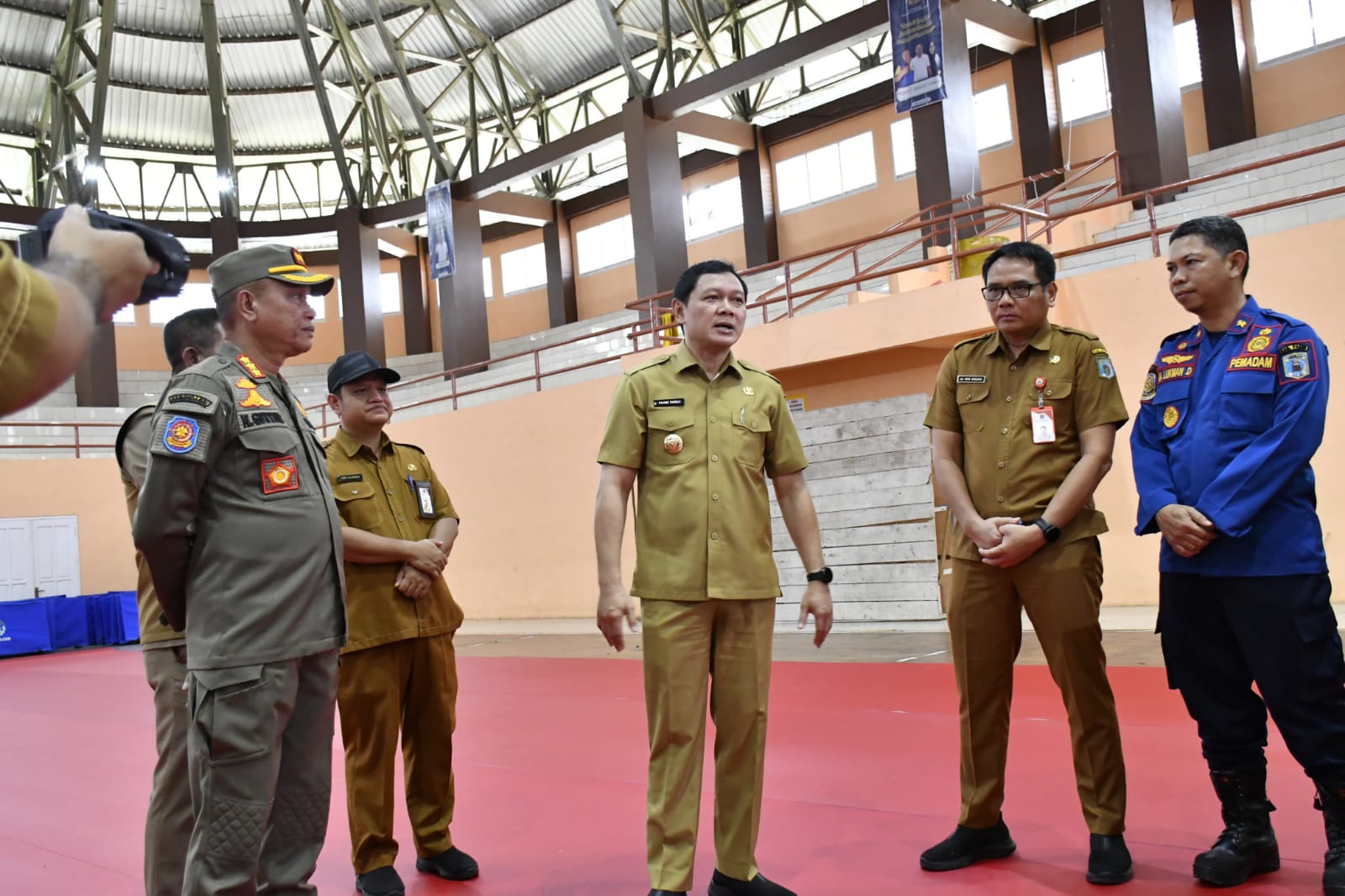 CEK KESIAPAN: Bupati Paser dr Fahmi Fadli mengecek&nbsp;GOR Sadurengas yang akan digunakan untuk sejumlah pertandingan olahraga bertema open atau nasional pada November dan Desember ini, Selasa (4/11).