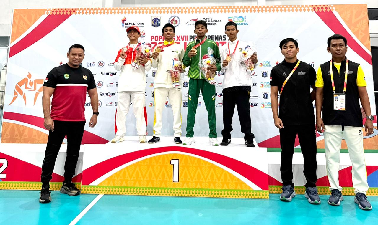 PODIUM TERTINGGI: Atlet gulat pelajar Kaltim Farid Nur Rahman berhasil menjadi yang terbaik di kelas 48 kilogram gaya bebas.