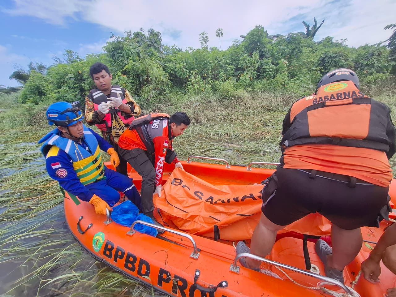 KURANG: Koordinator Tim SAR Samarinda Mardi Sianturi mengakui perlengkapan penanggulangan bencana masih terbatas. (DOK/KP)