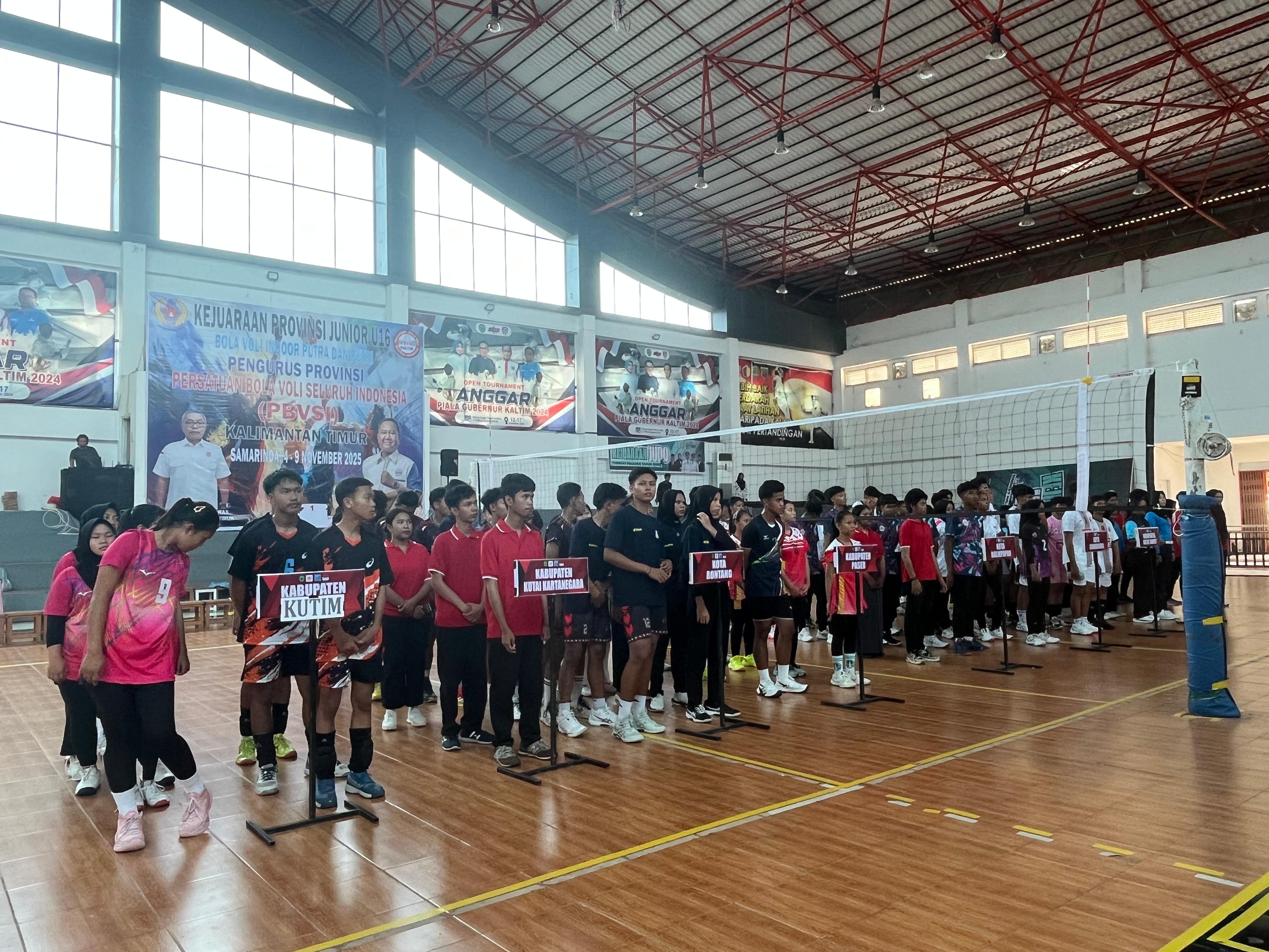 Pembukaan Kejurprov Voli Junior U-16 Kaltim di Gedung Anggar, kompleks Polder Air Hitam, Samarinda, Rabu (5/11). Ajang ini menjadi upaya menjaring bibit muda voli menuju Porprov VIII 2026 di Paser.