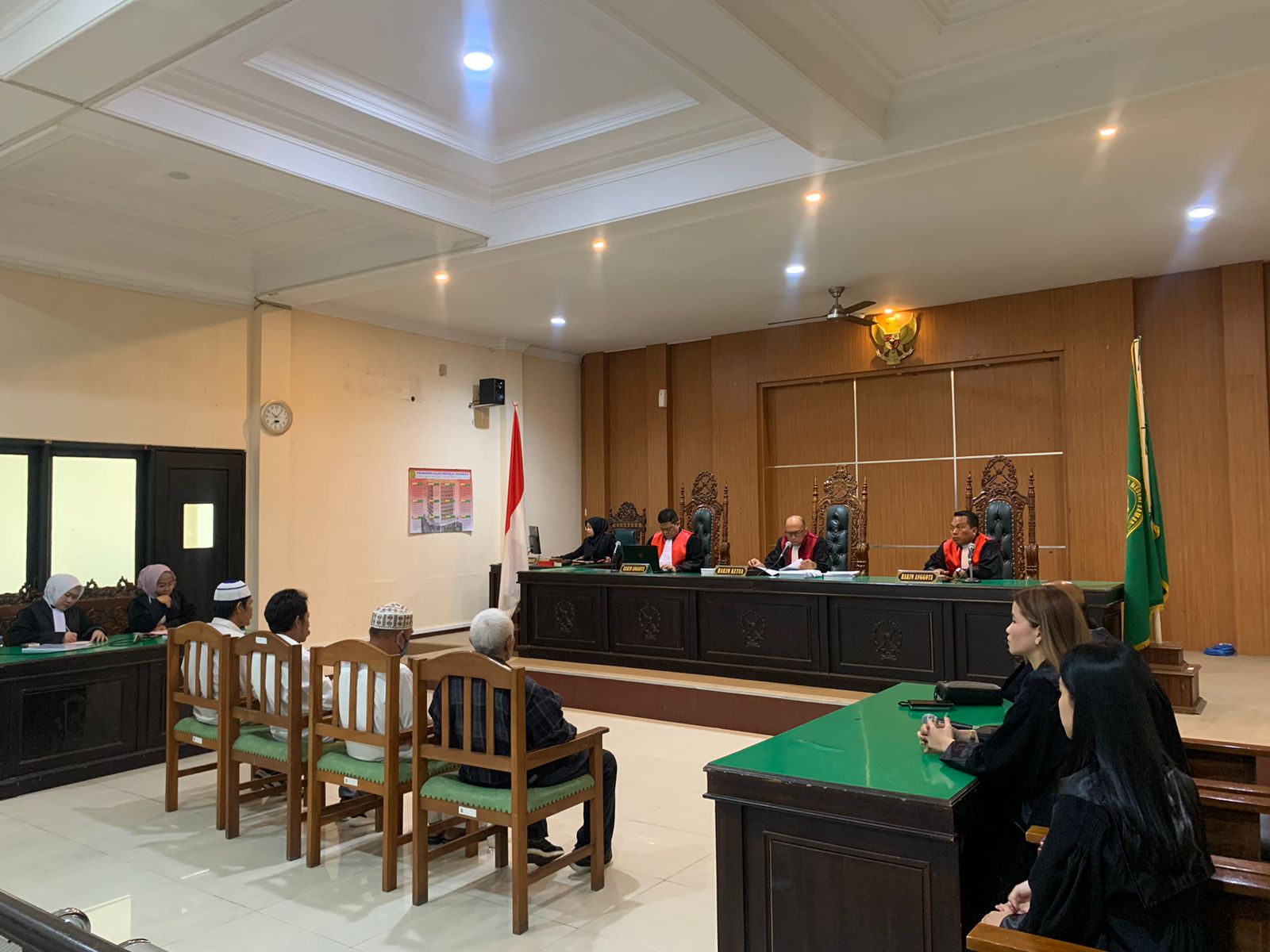 Empat terdakwa di Korupsi Penyertaan modal di PT Bara Kaltim Sejahtera menjalani sidang putusan di Pengadilan Tipikor Samarinda, Rabu (5/11/2025). (Bayu/KP)